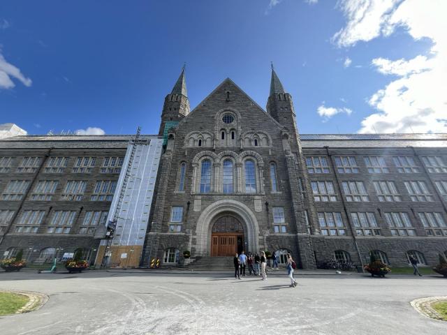 Hlavní budova jednoho z campusů na NTNU, které jsme přezdívali Hogwarts building. | Autor: Kateřina Šnejdrlová